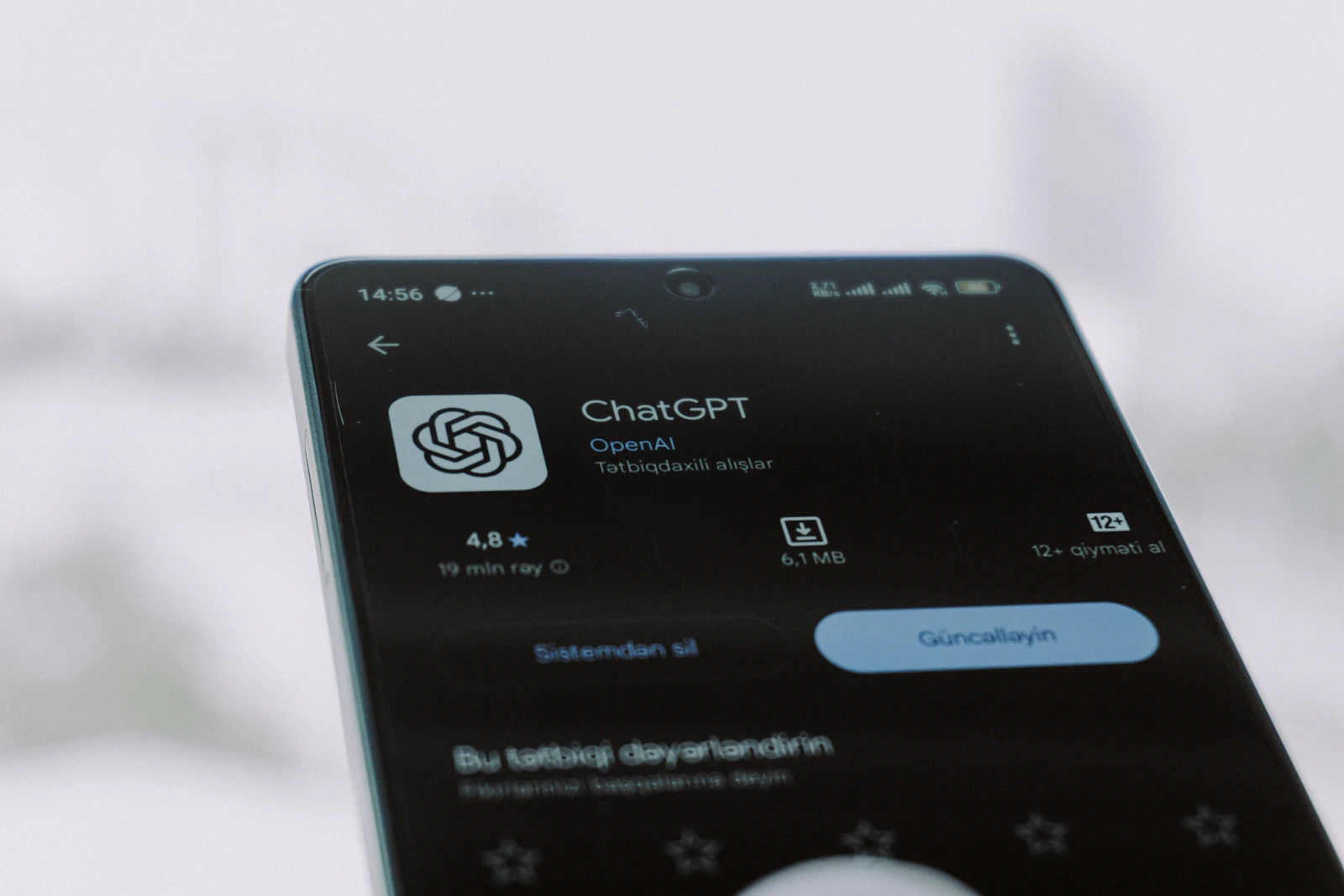 L'application ChatGPT affichée sur un smartphone