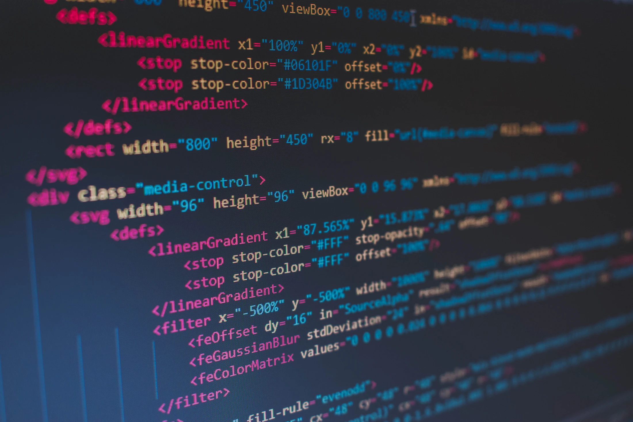 Gros plan sur du code coloré affiché sur l'écran d'un ordinateur portable