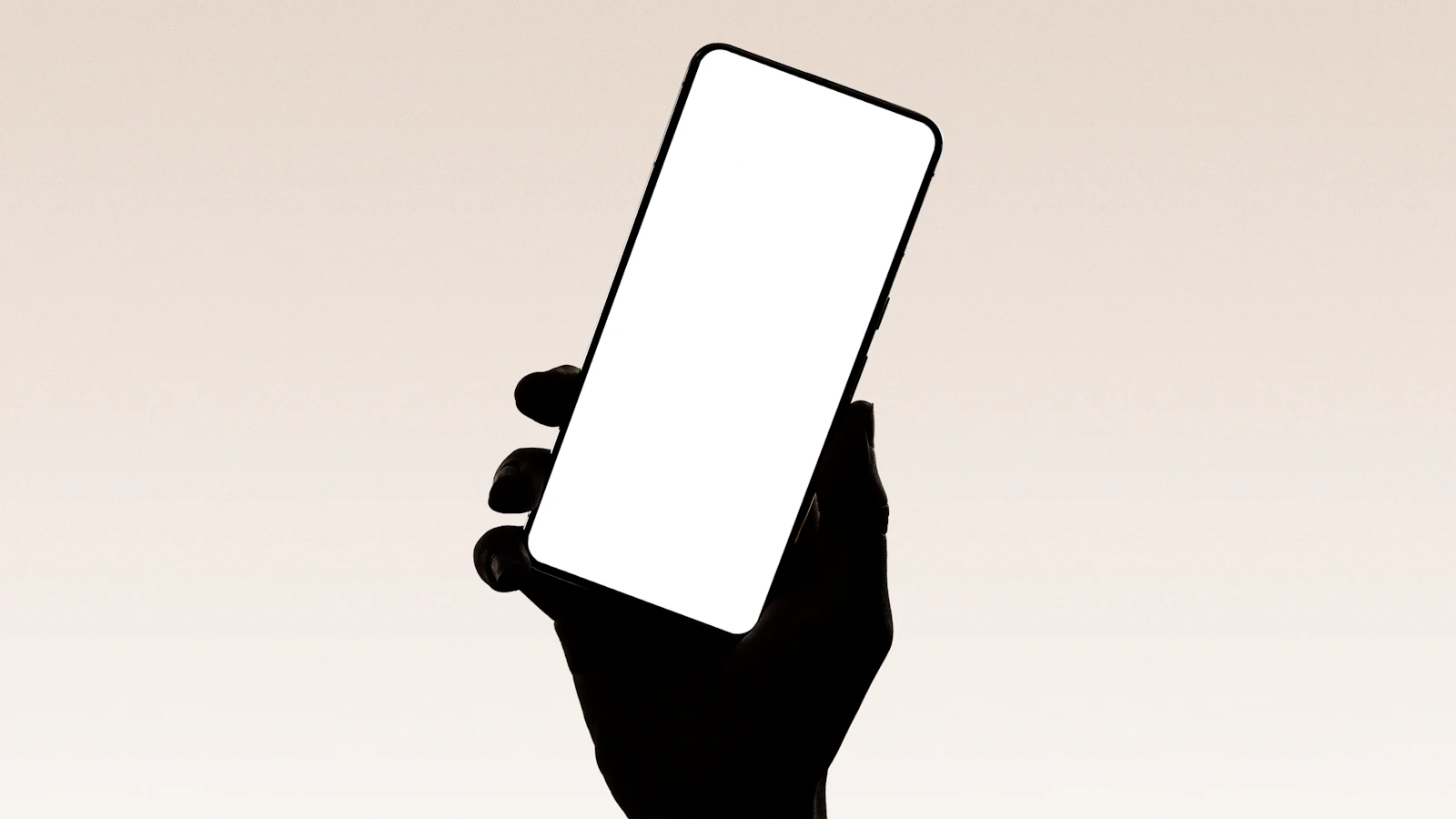 Une main tient un smartphone à l'écran lumineux