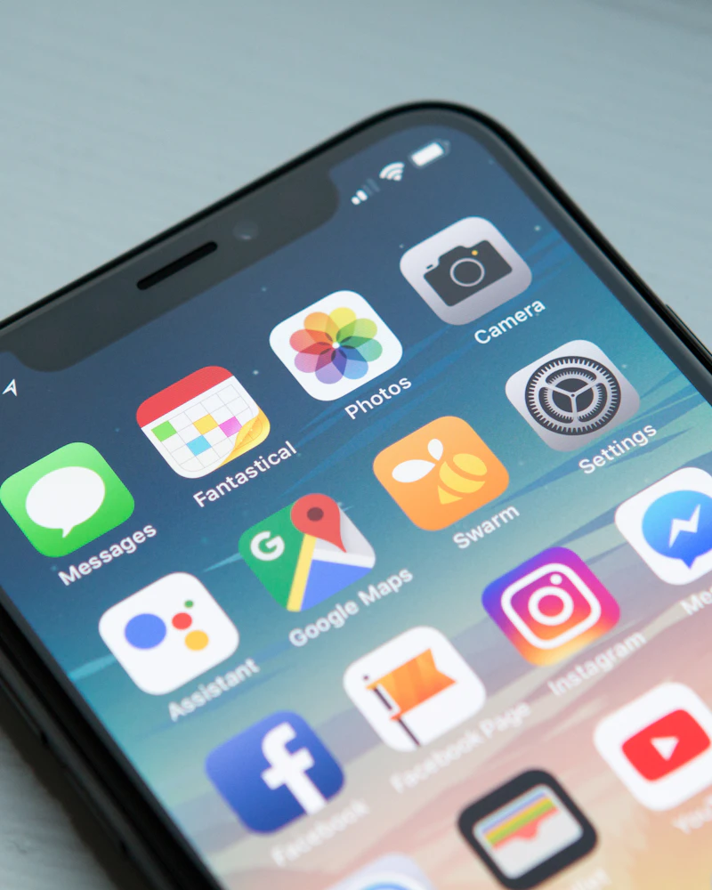 Gros plan sur l'écran d'accueil d'un smartphone rempli d'icônes d'applications